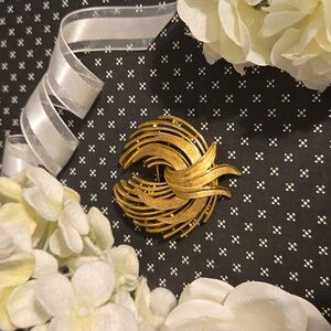 Vintage Crown Trifari Gold Tone MCM Laurel Abstract Cascade Brooch - Rare